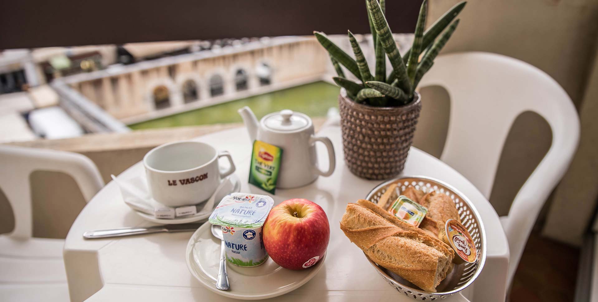 Petit déjeuner avec vue sur la Fontaine Chaude (Dax)